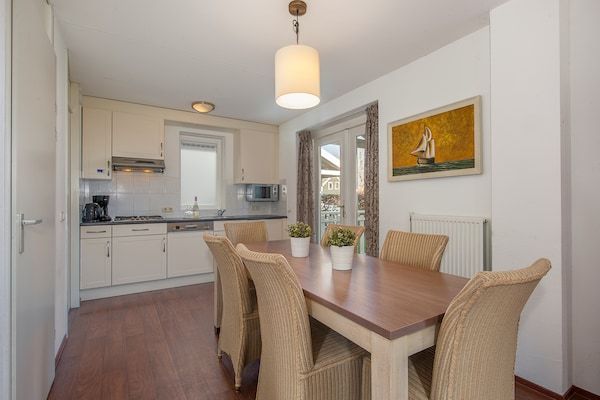 Eetkamer - Villa in Nederland met Sauna en Bubbelbad in Bruinisse (3)