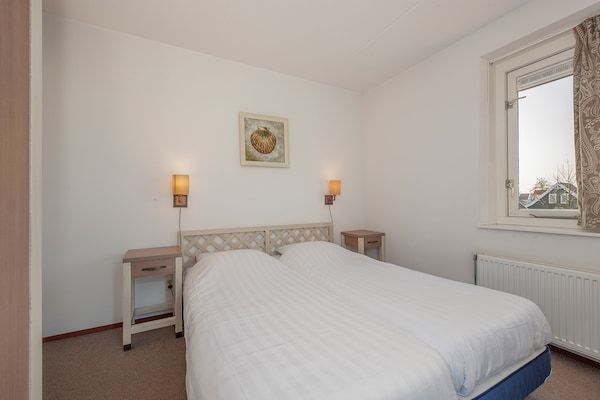 Slaapkamer - Villa in Nederland met Sauna en Bubbelbad in Bruinisse (5)