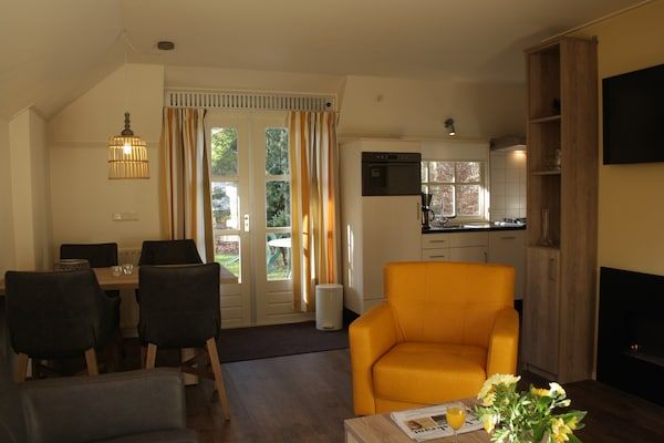Woonkamer - Bosvilla in Herperduin met Bubbelbad in Herpen (4)