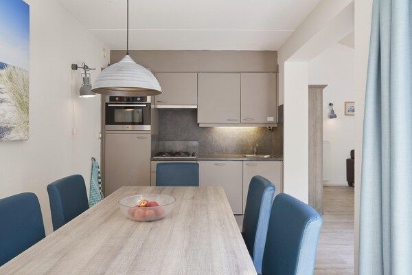 Keuken - Villa in Kijkduin bij Noordzeestrand in Den Haag (3)