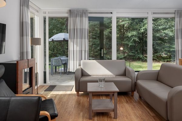 Woonkamer - Chalet met vaatwasser nabij natuurreservaat in Borger (2)