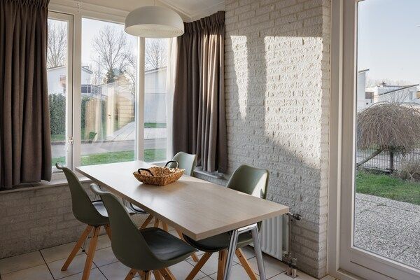Eetkamer - Bungalow in Nederland met Privé Sauna in Kamperland (3)