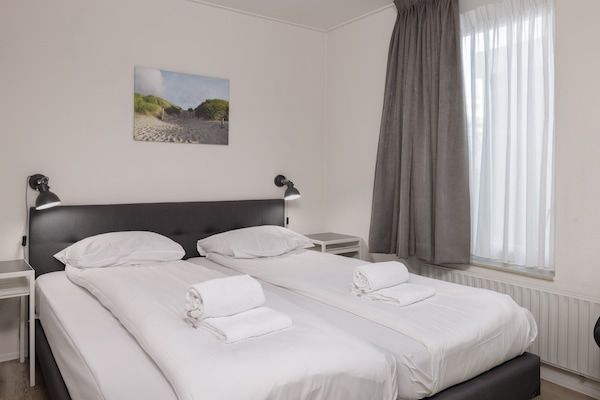 Slaapkamer - Bungalow in Nederland met Privé Sauna in Kamperland (5)