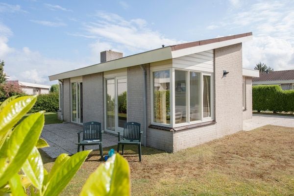 Buitenkant - Bungalow in Nederland met Privé Sauna in Kamperland (1)