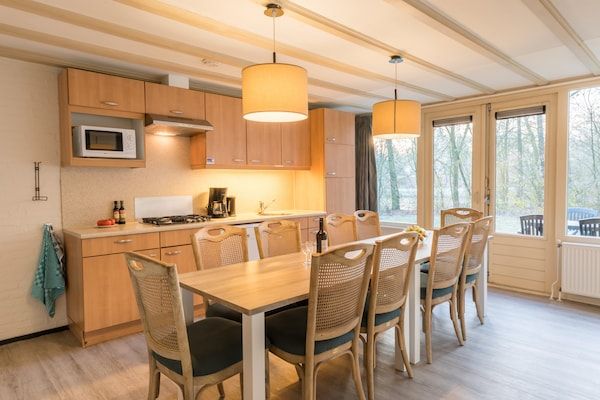 Eetkamer - Bungalow in Nederland met Tuinterras in Arcen (4)