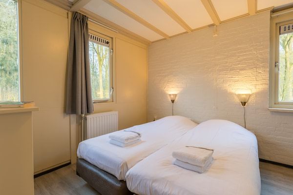 Slaapkamer - Bungalow in Nederland met Tuinterras in Arcen (3)