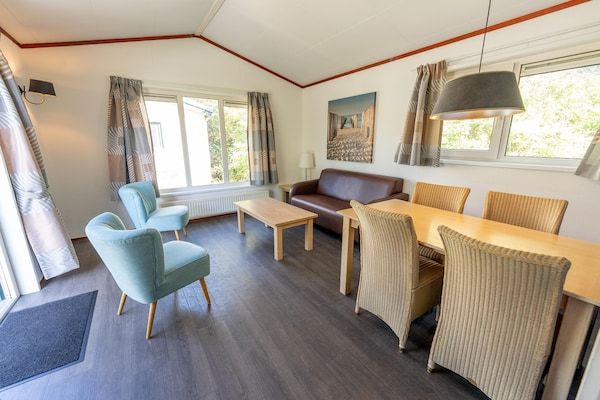 Woonkamer - Chalet in Nederland met Tuin in Egmond aan zee (2)