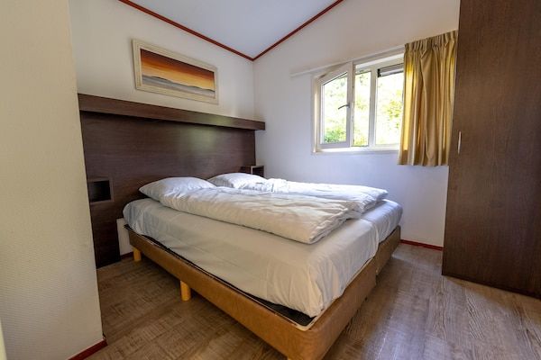 Slaapkamer - Gezellig Chalet in de Duinstreek in Egmond aan zee (4)