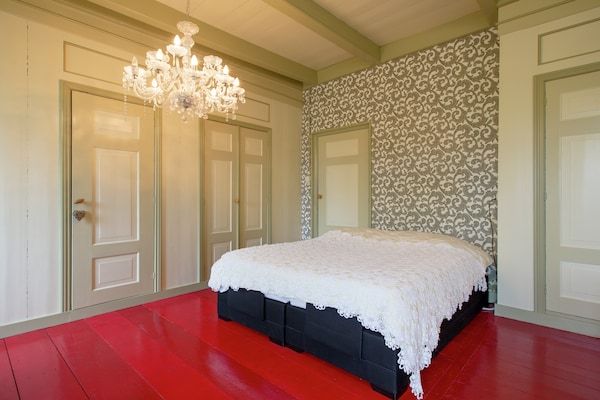 Slaapkamer - Stelpboerderij aan het water met sauna in Molkwerum (5)