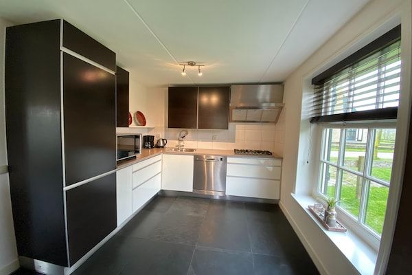 Keuken - Moderne Nederlandse villa met terras in Hippolytushoef (4)