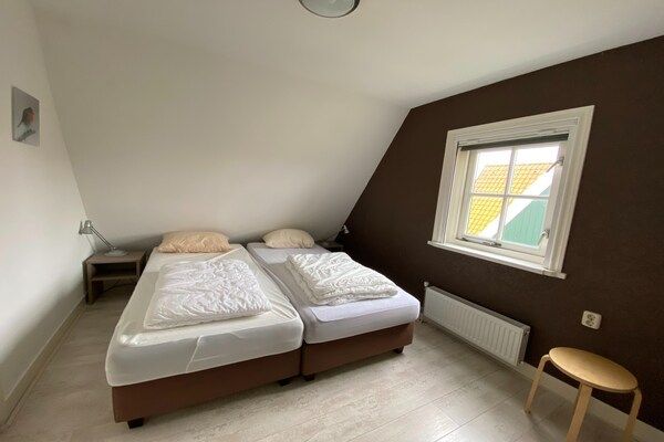 Slaapkamer - Moderne Nederlandse villa met terras in Hippolytushoef (5)