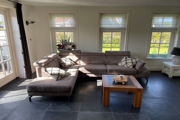 Woonkamer - Moderne Nederlandse villa met terras in Hippolytushoef (2)