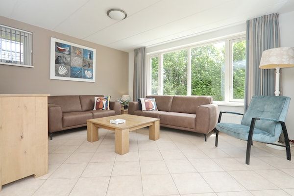 Woonkamer - Vakantiehuis in Noordwijk met Zonnige Tuin in Noordwijk aan zee (2)