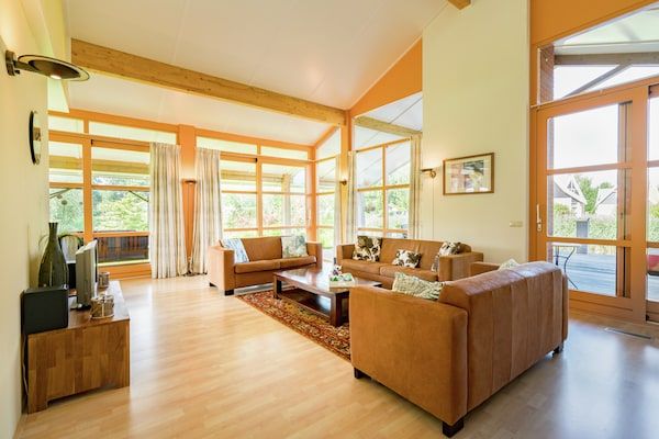 Woonkamer - Villa in Biddinghuizen bij Vulwe Meer in Biddinghuizen (1)