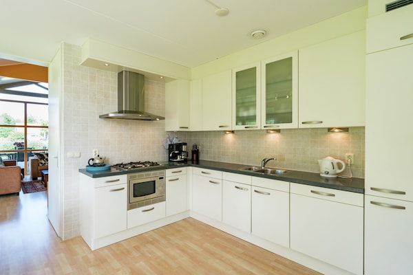 Keuken - Villa in Biddinghuizen bij Vulwe Meer in Biddinghuizen (4)