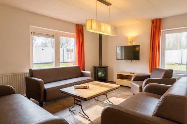 Woonkamer - Ruime bungalow nabij het Hunebedcentrum in Borger (2)