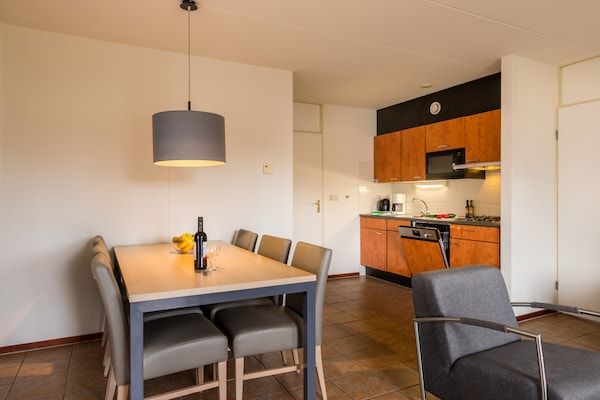 Eetkamer - Bospaden en zwembad in de buurt in Borger (3)