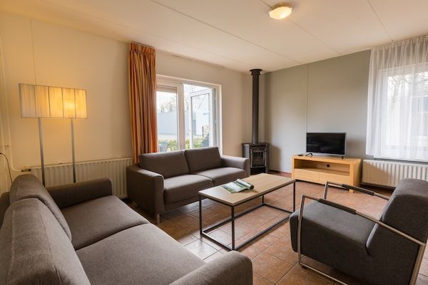 Woonkamer - Bospaden en zwembad in de buurt in Borger (2)