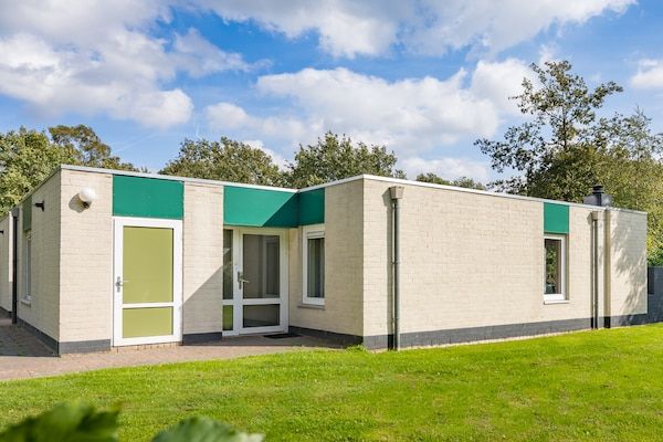Buitenkant - Bospaden en zwembad in de buurt in Borger (1)