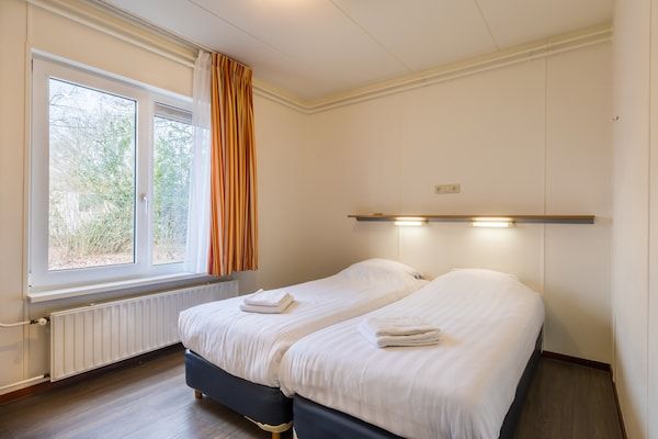 Slaapkamer - Bospaden en zwemplezier in Borger (5)