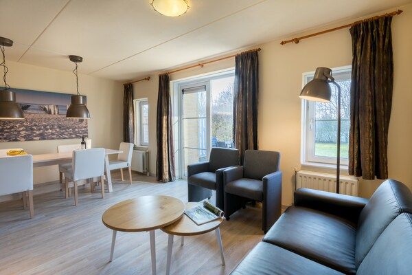 Woonkamer - Villa in Nederland met eigen sauna in Kamperland (1)