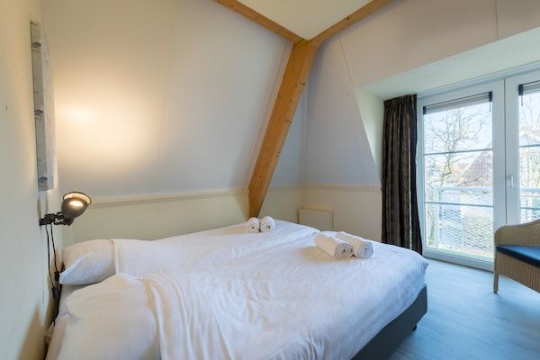 Slaapkamer - Villa in Nederland met eigen sauna in Kamperland (3)