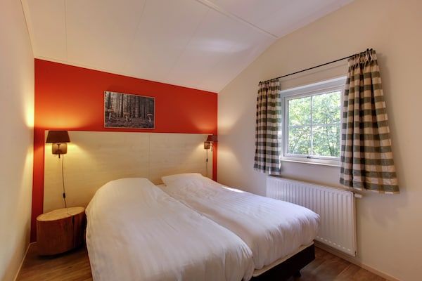 Slaapkamer - Chalet in Nederland bij Bos en Water in Dalfsen (2)