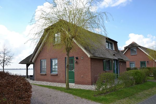 Buitenkant - Villa aan het water met privé-aanlegsteiger in Wanneperveen (1)
