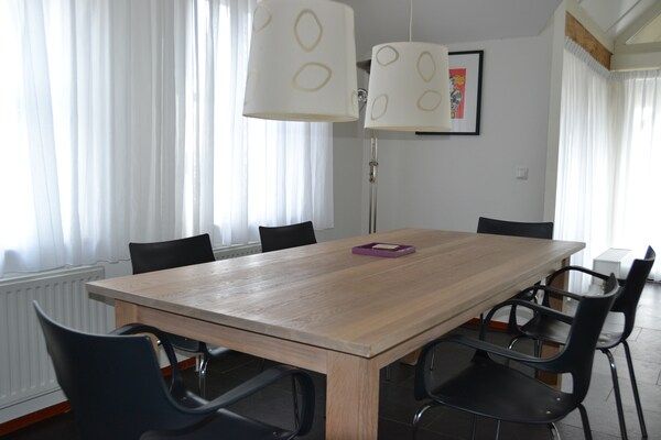 Eetkamer - Villa aan het water met privé-aanlegsteiger in Wanneperveen (3)