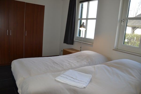 Slaapkamer - Villa aan het water met privé-aanlegsteiger in Wanneperveen (5)