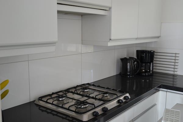 Keuken - Villa aan het water met privé-aanlegsteiger in Wanneperveen (4)