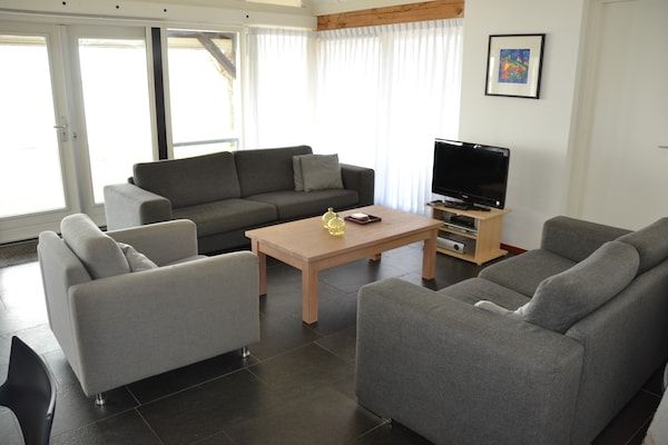 Woonkamer - Villa aan het water met privé-aanlegsteiger in Wanneperveen (2)