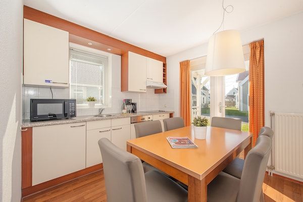 Keuken - Landhuis in AquaStaete met Veranda in Bruinisse (2)