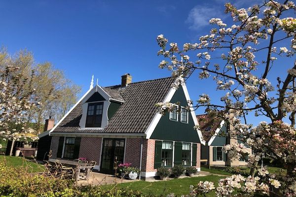 Buitenkant - Villa in Wieringer stijl met jacuzzi in Hippolytushoef (1)