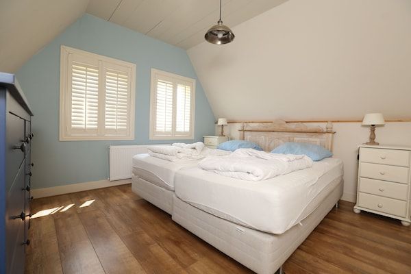 Slaapkamer - Villa in Wieringer stijl met jacuzzi in Hippolytushoef (5)