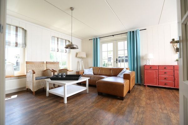 Woonkamer - Villa in Wieringer stijl met jacuzzi in Hippolytushoef (2)