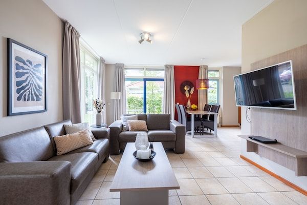 Woonkamer - Vakantiewoning in Andijk met eigen vissteiger in Andijk (2)
