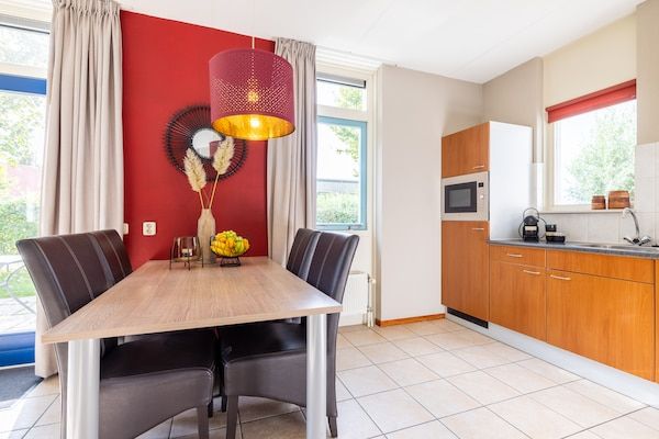 Eetkamer - Vakantiewoning in Andijk met eigen vissteiger in Andijk (3)