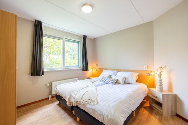 Slaapkamer - Vakantiewoning in Andijk met eigen vissteiger in Andijk (4)
