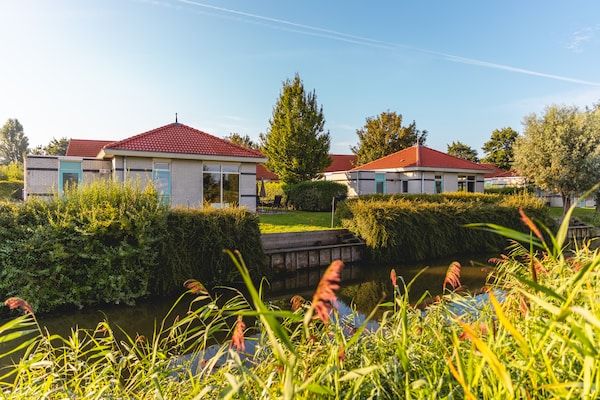 Buitenkant - Vakantiewoning in Andijk met eigen vissteiger in Andijk (1)