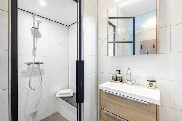 Badkamer - Vakantiewoning in Andijk met eigen vissteiger in Andijk (5)