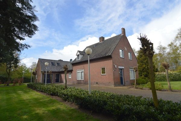 Buitenkant - Comfort en ontspanning in dit charmante herenhuis. in Valkenswaard (1)