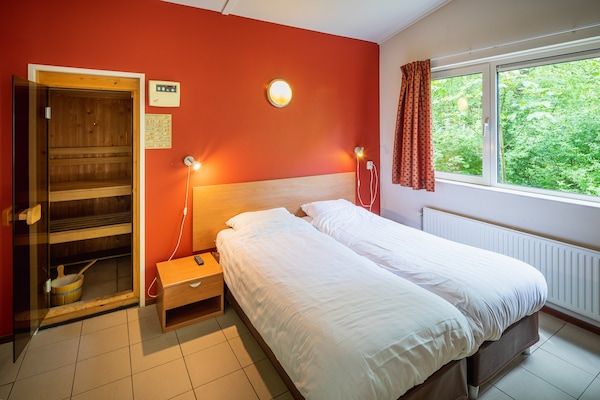 Slaapkamer - Bungalow in Nederland met Sauna en Privacy in Kootwijk (4)
