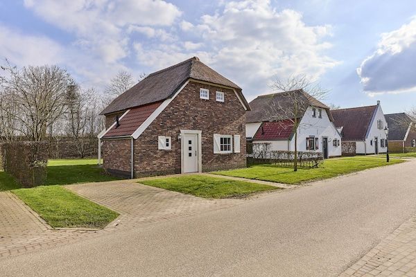 Buitenkant - Boerderij in Limburg met Subtropisch Zwembad in Roggel (1)