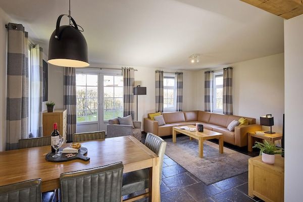 Woonkamer - Boerderij in Limburg met Subtropisch Zwembad in Roggel (2)