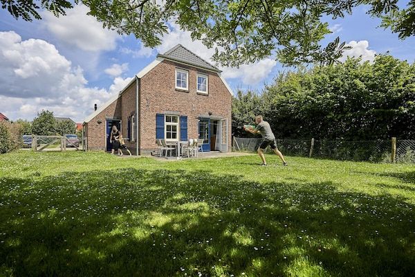 Buitenkant - Boerderij in Limburg bij Maasplassen in Roggel (1)