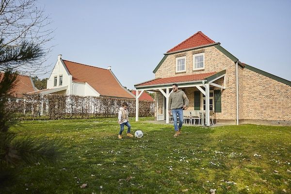 Buitenkant - Boerderij in Limburg met Subtropisch Zwembad in Roggel (1)