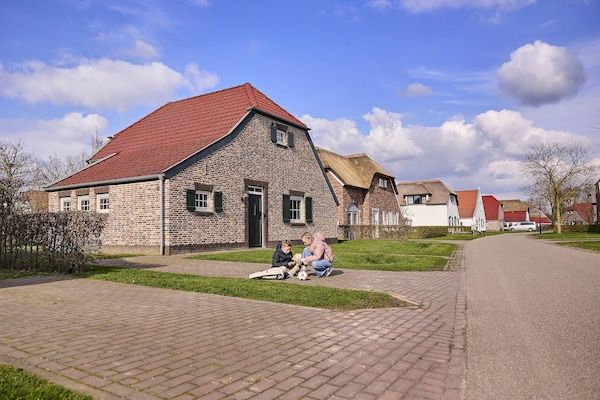 Buitenkant - Boerderij in Limburg met Sauna & Zwembad in Roggel (1)