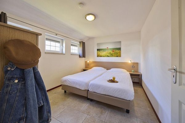 Slaapkamer - Boerderij in Limburg met Zwemparadijs in Roggel (5)