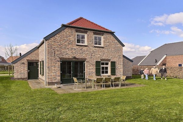 Buitenkant - Boerderij in Limburg met Zwemparadijs in Roggel (1)